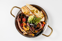 Соте из морепродуктов на сковороде