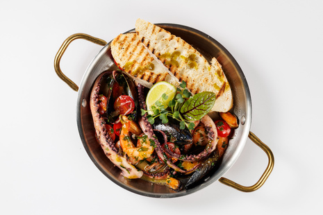 Соте из морепродуктов на сковороде