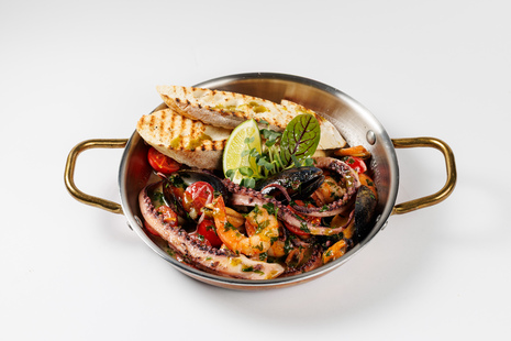 Соте из морепродуктов на сковороде