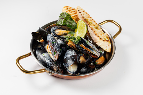 Мидии в прованских травах на сковороде