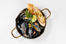 Мидии в прованских травах на сковороде