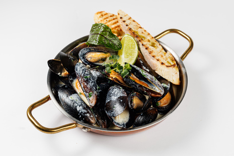Мидии в прованских травах на сковороде