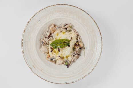 Спагетти с курицей и грибами