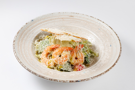 Цезарь с тигровыми креветками