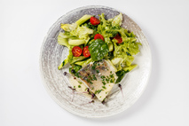 Филе судака с овощным салатом