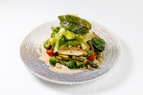 Куриная грудка с овощным миксом в соусе демигляс