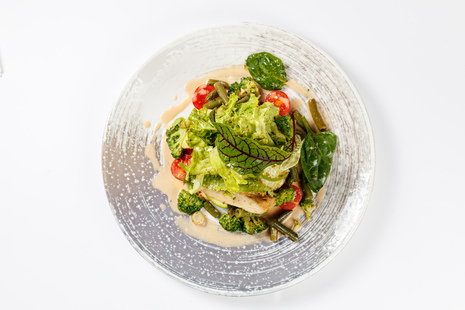 Куриная грудка с овощным миксом в соусе демигляс