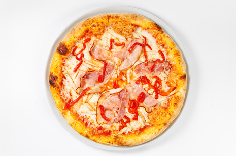 С курицей, беконом и запеченным перцем