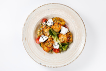 Теплый салат с курицей и баклажаном