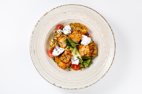 Теплый салат с курицей и баклажаном